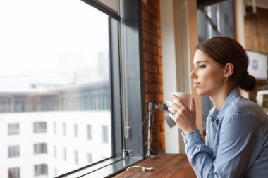 Ortak çalışma gülümseyen, güzel bir işkadını. Arka plan bulanık. Film etkisi. Açık alan
