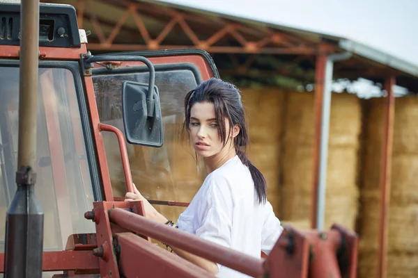 Kvinnliga Jordbrukare Och Hennes Traktor — Stockfoto