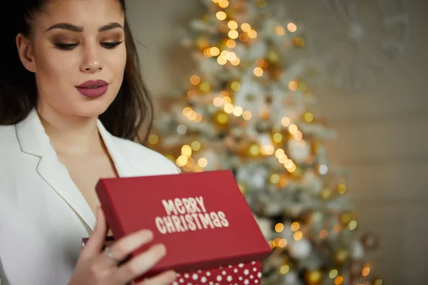 Christmas Winter Woman Opening Christmas Gift Box Stock Photo — Stock Photo, Image