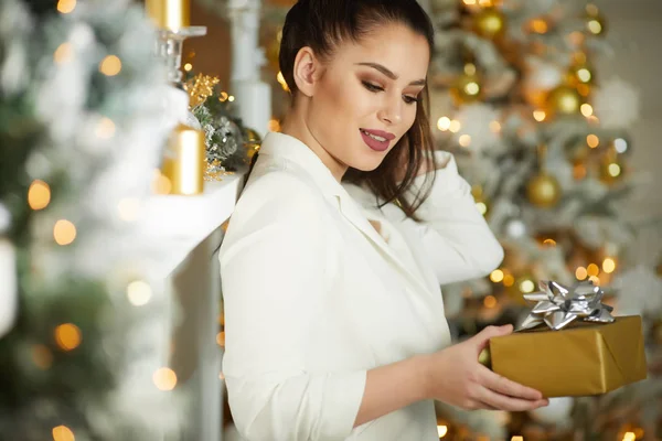 Kerst Winter Vrouw Opening Christmas Gift Box Stockfoto — Stockfoto