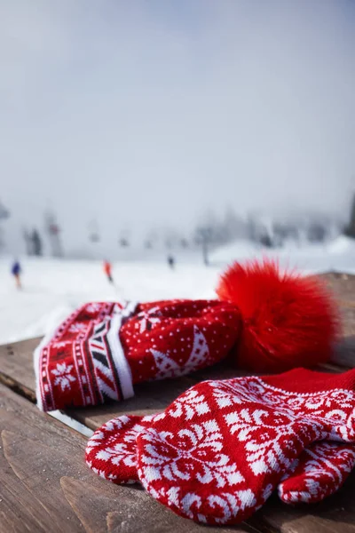 Mütze Und Handschuhe Vor Dem Hintergrund Schneebedeckter Berge — Stockfoto