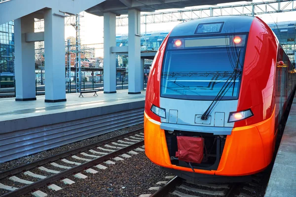 Hermosa Estación Tren Con Moderno Tren Rojo Cercanías — Foto de Stock