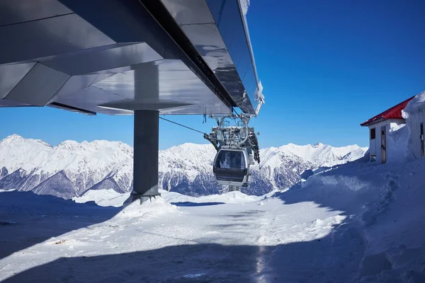 Panorama Estância Esqui Com Cabine Teleférico Picos Montanha Neve — Fotografia de Stock
