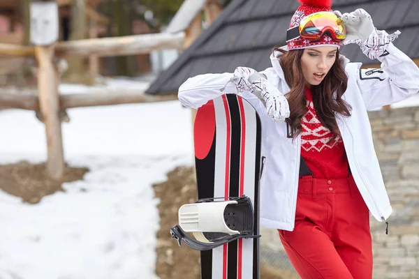 Θηλυκό Snowboarder Στέκεται Snowboard Στο Χειμερινό Θέρετρο — Φωτογραφία Αρχείου