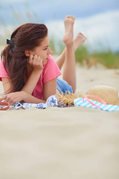 Brünette Frau Liegt Auf Dem Sand Einem Leeren Strand — Stockfoto