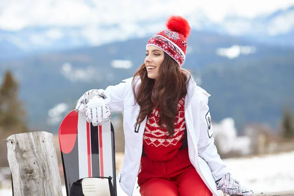 Femme Snowboarder Debout Avec Snowboard Station Hiver — Photo