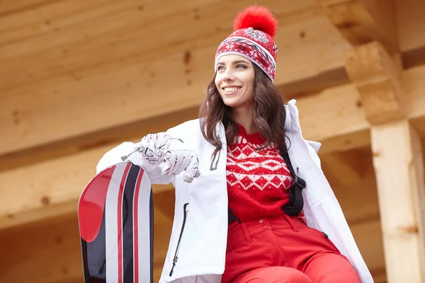 Ženské Snowboardista Stojící Snowboard Zimním Středisku — Stock fotografie