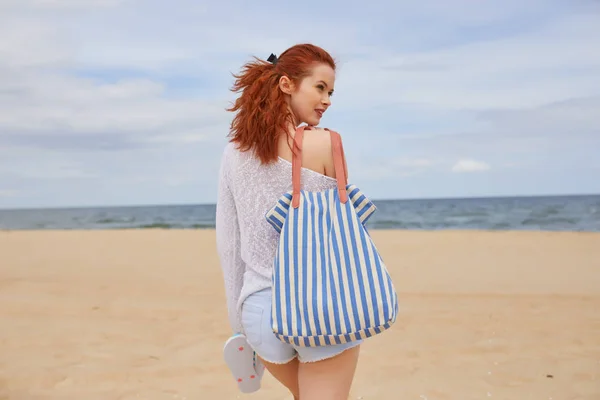 赤毛の女の子空のビーチの上を歩くだけで — ストック写真
