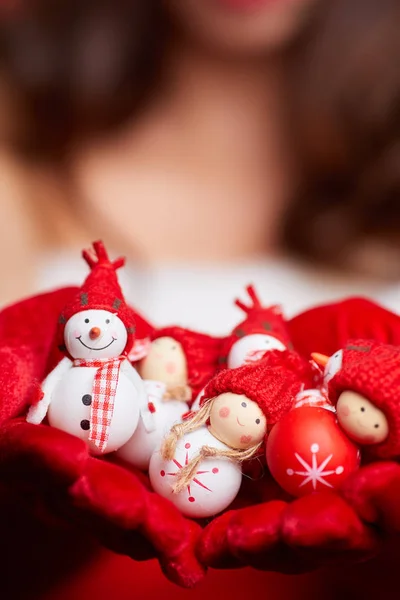 Pequeno Boneco Neve Com Cachecol Vermelho Chapéu Nas Mãos Modelo — Fotografia de Stock