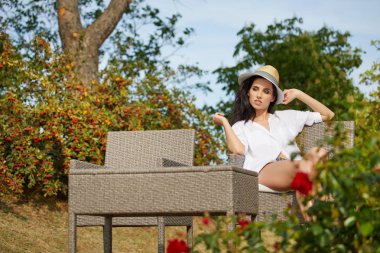 Tuscany Bahçe kadında var bir dinlenme 