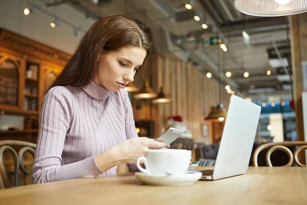 Gyönyörű Barna Használ Laptop Kávézóban Blogger Munka Fogalma — Stock Fotó