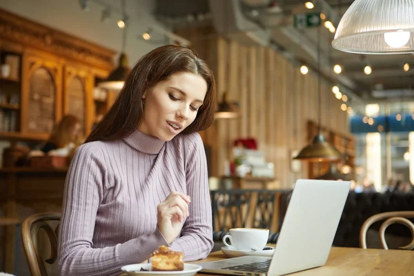 Linda Morena Usando Laptop Café Conceito Trabalho Blogueiro — Fotografia de Stock