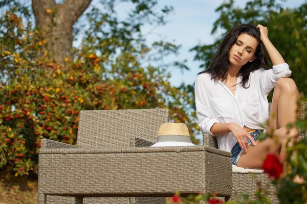 Mujer Jardín Toscano Descansan —  Fotos de Stock