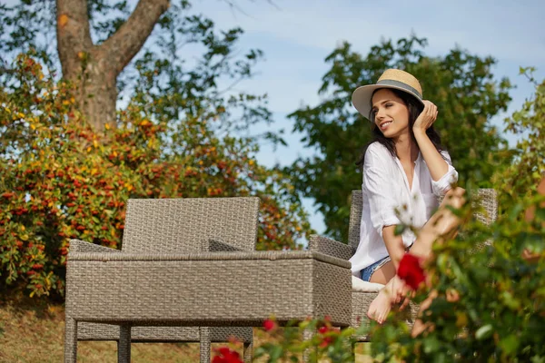 Mulher Jardim Toscana Ter Descanso — Fotografia de Stock