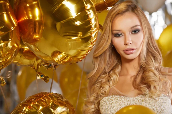 Portret Blond Młode Kobiety Między Złotym Balony Wstążkami Słodki Uśmiech — Zdjęcie stockowe