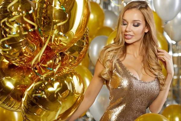 Portret Van Blonde Jonge Vrouw Tussen Gouden Ballonnen Nieuwjaar Concept — Stockfoto