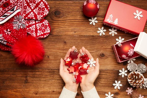 Modernes Handgemachtes Weihnachtsgeschenk Schachteln Aus Stilvollem Papier Mit Rotem Satinband — Stockfoto