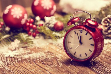 Yeni yıl saat. Hediye kutusu ve süslemeleri arka plan ile dekore edilmiştir. Yılbaşı kutlama konsepti.