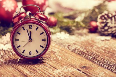 Yeni yıl saat. Hediye kutusu ve süslemeleri arka plan ile dekore edilmiştir. Yılbaşı kutlama konsepti.