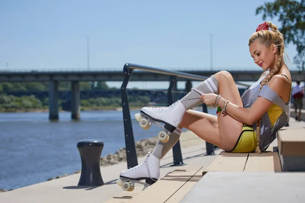 Tekerlekli Paten Bir Nehir Şehir Parkında Oturan Sarışın Kız Avrupa — Stok fotoğraf