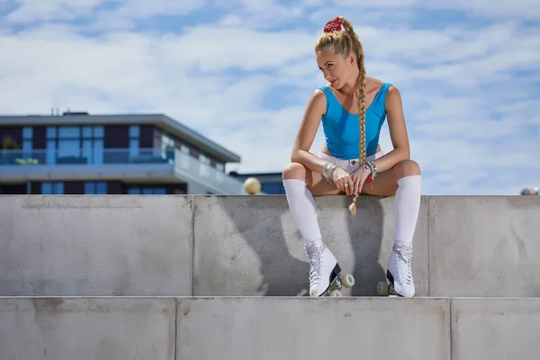 Porträt Eines Schönen Jungen Blonden Mädchens Vintage Rollschuhen Das Kurze — Stockfoto