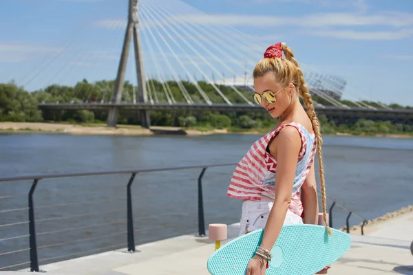 Casual Blonde Vrouw Denim Shirt Poseren Trap Met Longboard — Stockfoto