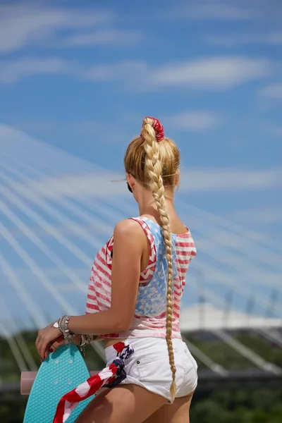Lässige Blonde Frau Jeanshemd Posiert Auf Treppe Mit Longboard — Stockfoto