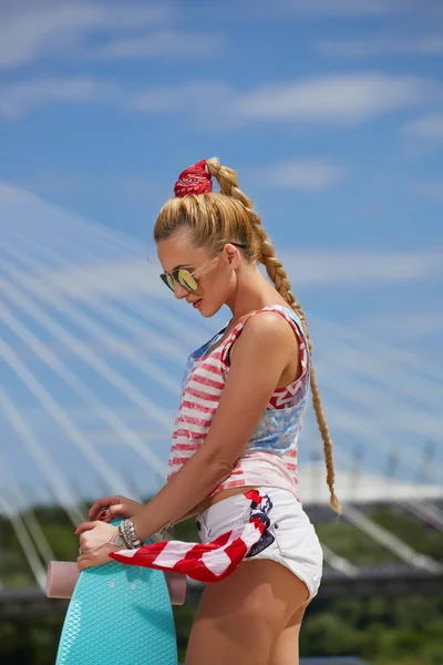 Lässige Blonde Frau Jeanshemd Posiert Auf Treppe Mit Longboard — Stockfoto