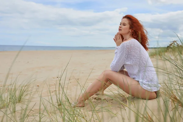 空のバルト海のビーチに単独で赤毛の女の子 — ストック写真
