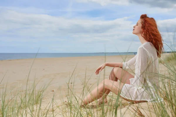 Redhead Κορίτσι Κάθεται Μόνος Στο Άδειο Παραλία Της Βαλτικής — Φωτογραφία Αρχείου