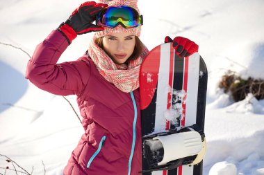 bir snowboard ile güzel kadın .