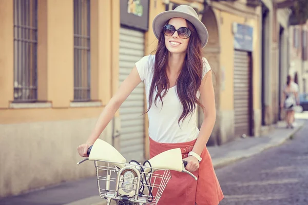 Şehirde Onun Bisiklet Ile Yürüyen Genç Kadın — Stok fotoğraf