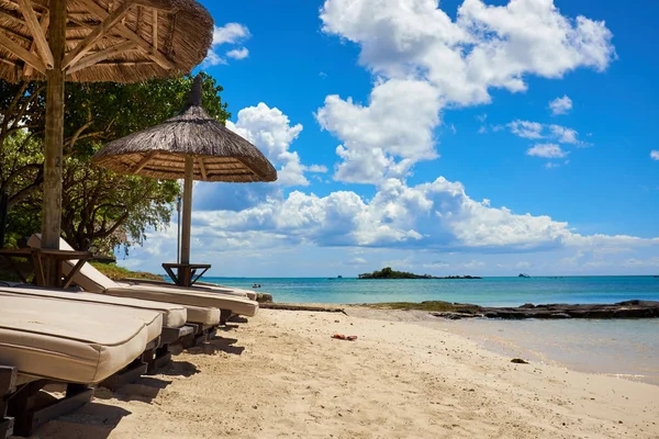 Fehér Homokos Strand Nyugágyakkal Napernyőkkel Mauritius Sziget — Stock Fotó