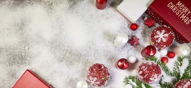 Çam ağacı, mevcut kutusu ve dekorasyon eski arka plan üzerinde Noel arka plan