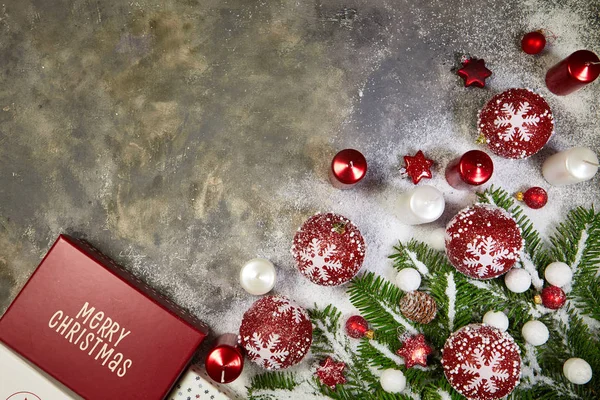 Weihnachten Hintergrund Mit Tanne Geschenkbox Und Dekorationen Auf Altem Hintergrund — Stockfoto