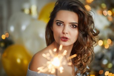 Genç güzel kadın kapalı parıldıyor ile eğleniyor.