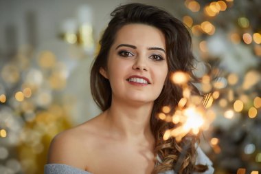 Genç güzel kadın kapalı parıldıyor ile eğleniyor.