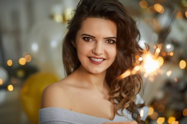 Genç güzel kadın kapalı parıldıyor ile eğleniyor.