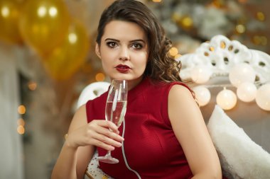 Köpüklü şarap stok fotoğraf bardak tutan gülümseyen kadın 