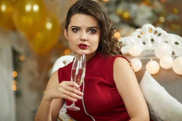 Lächelnde Frau Mit Einem Glas Sekt Archivfoto — Stockfoto