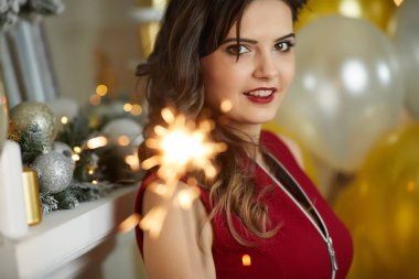 Kadın elinde güzel parlak kutlama maytap 