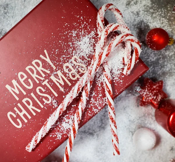 Weihnachtsgeschenkschachtel Zuckerrohr Und Tannenzweig Auf Dem Schneeteller — Stockfoto