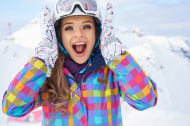              Mutlu genç kadın kayakçı Alps stok fotoğraf içinde güneşli havanın tadını                   