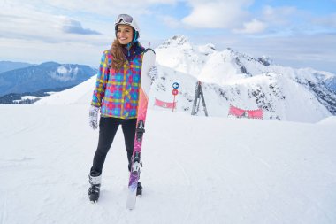              Mutlu genç kadın kayakçı Alps stok fotoğraf içinde güneşli havanın tadını                   