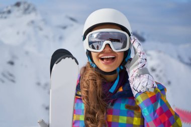              Mutlu genç kadın kayakçı Alps stok fotoğraf içinde güneşli havanın tadını                   