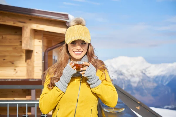 Donna Che Beve Caldo Nel Rustico Caffè All Aperto Legno — Foto Stock