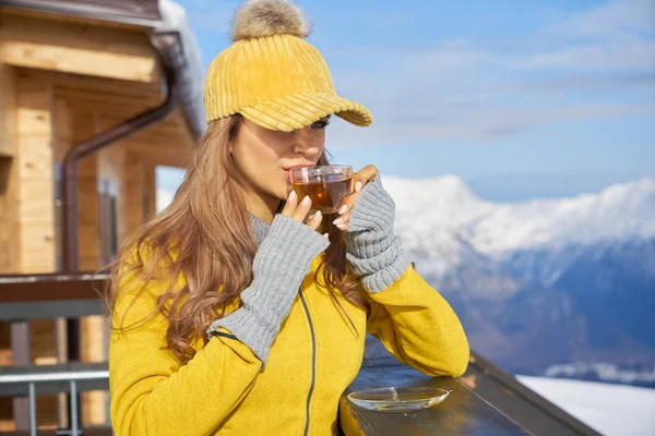 Γυναίκα Πίνοντας Ζεστό Τσάι Στο Ρουστίκ Ξύλινα Υπαίθρια Καφέ Βουνό — Φωτογραφία Αρχείου