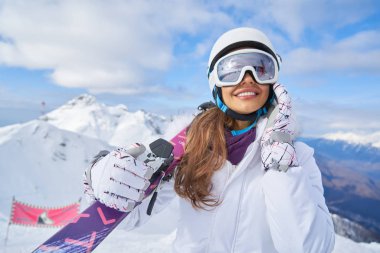            Kayak kıyafeti kadın portresi. Kayak Merkezi, neşeli sarışın kadın portresi                     