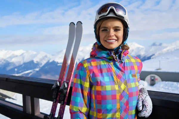 Portrét Ženy Lyžařském Oblečení Portrét Veselá Blondýnka Ski Resort — Stock fotografie