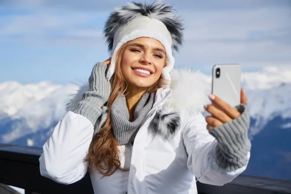 Młoda Kobieta Biorąc Selfie Ferie Zimowe Górach — Zdjęcie stockowe